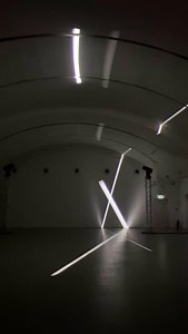 INSTALLATION HELLFELD UND WIDERSCHEIN EINE LICHT-RAUM-TON-INSTALLATION VON HINRICH GROSS Noch bis zum 27. APRIL 2025 Geöffnet: DI. – SO., 10 – 17 Uhr Hinrich Gross – Lichtkünstler und Architekt – zeigt im Saal der Freien Akademie der Künste eine temporäre Lichtinstallation. Michael Veltman – Organist und künstlerischer Leiter des Bereichs Musik der Kunst-Station Sankt Peter, Köln – hat dafür ein Stück Neuer Musik geschaffen. Eintauchen in einen Raum aus Licht und Klang. Übergeordnet geht es um