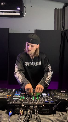 Groovy Schranz: The Ultimate Techno Groove Experience