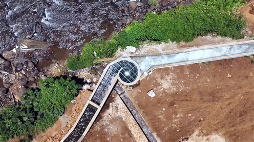 bouncy - バウンシー on Instagram: "【再掲載】電力不足を解消する？環境にも配慮した、小規模水力発電プロジェクト「Vortex Turbines」 👉https://moov.ooo/article/67e626e0b635af2b45d66414 出典：TURBULENT 「Vortex Turbines」は、以前bouncyでも紹介した、渦の力を利用した水力発電を推進するプロジェクト。設備は小規模で、既存の河川や用水路などでも運用できる。小さなコミュニティーのエネルギー問題を解決できる施作として、紹介されている。 水質も向上？水棲生物にも優しい設計 発電施設は、河川の横に建設する。人工的な支流を作り、そこに流れ込む水流を利用して発電を行うというもの。 高低差を利用し、水流に発生した渦で発電タービンを回す仕組み。風呂の栓を抜いた際に発生する渦と同じ原理を応用しているという。落差が小さくても利用可能で、幅広い環境で設置が可能。 構造がシンプルで、設置工事やメンテナンスコストが低い点が特徴。川の流れをせき止めないので、従来のダム型水力発電と比べて環境への影響が少な