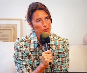 La micro démangeaison de la joue indique une envie de mordre. Evidemment c'est une image ! Je t'ai préparé une fiche sur la signification des différentes zones du visage. Pour la recevoir, clique sur le lien en premier commentaire ! **** Je tiens à préciser, au cas où ce ne soit pas évident, que j'apprécie Alessandra Sublet 😉 | Olga Ciesco Experte en Communication Non Verbale