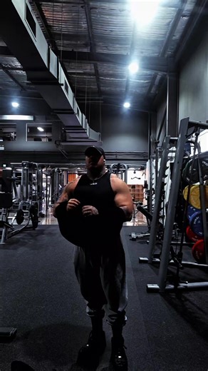 You thought i was done... We just getting started 👀 . . . #godbless #noexcuses #gymmotivation #gymrat #posing