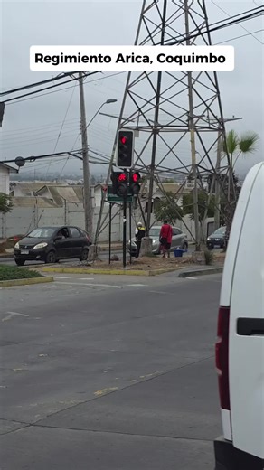 Les presento a Don Leo y su hijo Leo, trabajan en el semáforo de regimiento arica antes de subir a tierras blancas en coquinbo. Los veo trabajando a diario desde hace mucho tiempo y su señora la está pasando mal, si pasas por allí compra un agüita qué estan a solo mil pesitos 😊 Todo suma 🙏