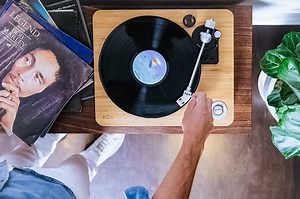 Hören Sie Schallplatten über Bluetooth mit dem Stir It Up-Plattenspieler