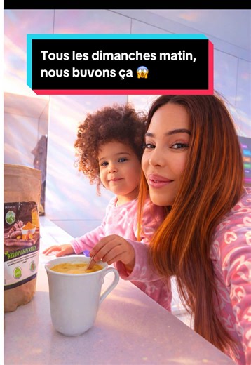 Tous les dimanches, c’est notre petit rituel. Je me fais une boisson ultra puissante : gingembre, curcuma… et surtout poivre noir. Et ça, la plupart des gens passent à côté. 👉 Le curcuma tout seul ? Ton corps en absorbe presque rien. 👉 Avec du poivre noir ? L’absorption peut être multipliée jusqu’à 2000% grâce à la pipérine. Donc si t’en mets pas… tu fais juste semblant d’être healthy. Cette boisson, elle est anti-inflammatoire, antioxydante, elle aide à soutenir l’immunité, et elle est étudié