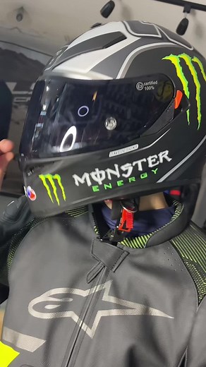 Casco Monster Energy: Estilo y Protección para Moteros