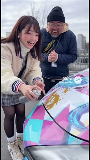 ヲタクの車にサインを書いてあげるアイドル #ai