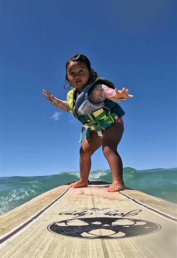 ついにひとりで波に乗った👧🏽🌊💕 フル動画はYouTubeで📺✨ #ハワイ #横乗りファミリー #surfing #波乗り #gromlife