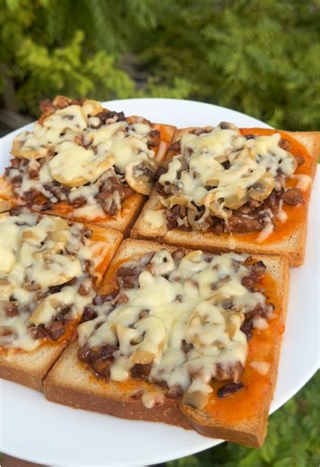 Easy Bread Pizza Recipe: A Delicious Homemade Treat