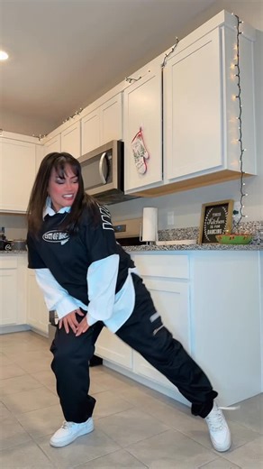 Frewena 🧞‍♀️ on Instagram: "Had to learn this classic so I can show my granddaughter later 🤩 #stankylegg DC: @chancelmizell This dance is sooo fun! 🤩 love it 🥰"