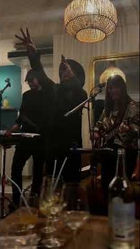 Jammin' acoustic cover (Bob Marley) - live audience footage from holiday event in Geneva