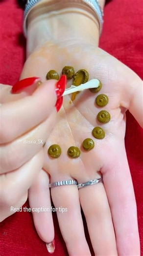 Mandala stain using natural henna. Add essential oils in your paste for a greater result. #henna