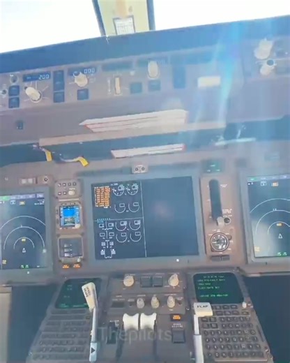 Boeing 767 Flight Deck view | The pilots