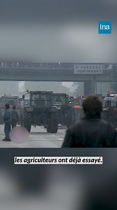 Depuis lundi et pour une durée indéterminée, les agriculteurs bloquent les principaux axes stratégiques autour de Paris, à l’appel des syndicats FNSEA et Jeunes agriculteurs. 🚜 ⏪Retour en 1992. Dans la nuit du 22 au 23 juin, la Coordination rurale organise le “blocus de Paris” pour protester contre la réforme de la politique agricole commune (PAC) adoptée en mai par le Conseil des ministres européen. 2 h | INA