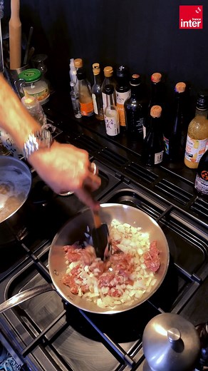 🗻 GRATIN DE CROZETS 🗻 Vous connaissez les crozets, ces petites pâtes carrés au sarrasin ? Je les adore gratinés avec ses copains montagnards : des diots (saucisses de Savoie), du beaufort et du reblochon dans une recette façon croziflette ! J’ai choisi les crozets de la Maison Rullier (Séez, Savoie), qui fabrique des crozets de façon artisanale avec des farines de froment et de sarrasin biologiques et françaises. @franceinter 🧂INGRÉDIENTS Pour 4 personnes 400 g de crozets 1 oignon 2 cuillères