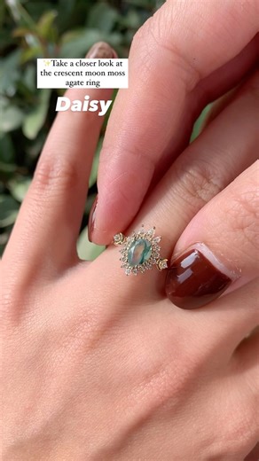 🌙A closer look at our moss agate ring Daisy . . . #crescentmoon#crescentmoonjewelry#customengagementring#custommade#mossagatejewelry #mossagate #mossagatering #mossagateengagementring #oneofakind #emeraldcutengagementring #alternativebridal #alternativeengagementring#mossagaterings#mossagateengagementring#natureinspired #nature #naturelover#greenengagementring#greenstone | Sunday Island Jewelry