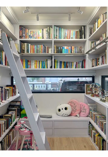 Isi hatiku tiap ada yang nanya 🙏🏻 Apalagi ini gabungan buku bertiga jadi pasti ada yang belum dibaca — tapi gapapa tetep beli kata aku sih 🫵