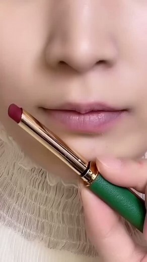 Lip Makeup Tutorial: Applying Lipstick and Gloss