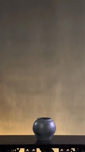 Akiko Family's Garden on Instagram: "Master this Chinese flower arrangement tutorial: Create a serene lotus centerpiece with seven leaves for elegant home decor 🪷 This traditional arrangement highlights the natural beauty of the lotus pond. Materials used: Lotus flowers (Nelumbo nucifera), seven fresh lotus leaves, ceramic vessel, and a kenzan (pin frog). We use varied heights and negative space (liu bai) to create visual harmony and a contemplative atmosphere. Pro tip: Inject water into the ho