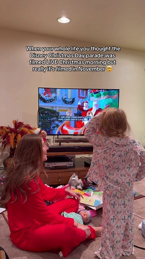 Am I the only one who didn’t know this until I was an extra ??@Disney Parks #wdwholidays #christmas