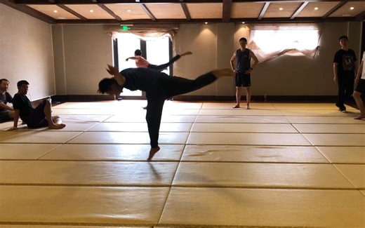 一个练习利用身体重量来做动作的动作 - Movement Culture