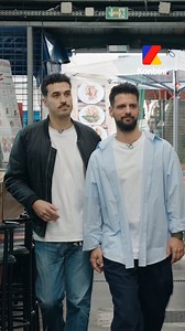 On a embarqué les deux finalistes de Top Chef, Jorick Dorignac et Clotaire Poirier pour dévaliser les stands du marché des Enfants Rouges, à Paris. Fromages qui puent, accras qui piquent, coulisses et petits secrets de tournage de Top Chef… Voici le Food Club que vous attendiez tant (et nous aussi) 👀 À voir en intégralité sur YouTube : 👉 https://youtu.be/Vo7-YVa0hVg La finale aura lieu le mercredi 19 juin à 21h10 sur M6. | Konbini