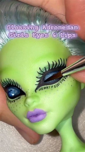 ٠࣪⭑𝙸𝚗𝚟𝚊𝚍𝚎𝚛 𝙳𝚘𝚕𝚕𝚜 ٠࣪⭑ | I added some shimmer to the lips and I’m obsessed! It’s safe to say I will be making more alien girls. | Instagram