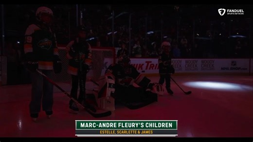 Pour possiblement son dernier départ à domicile en carrière, Marc-André Fleury a eu la chance d'être accompagné de ses enfants pour l'hymne national ❤🌸 | RDS