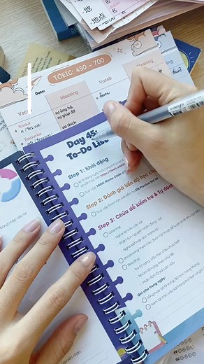 Ngày 51 tự học TOEIC, mình đã cán mốc 700 nhờ Edmicro Nghe thì có vẻ “tự tin hơi quá” nhưng mình học theo đúng lộ trình 3 chặng học của Edmicro, trình độ tăng lên mỗi ngày có thể đo đếm, kiểm chứng được luôn. 💯Chặng 1: Xây nền - Lấy gốc thần tốc - Học từ vựng quen thuộc (văn phòng – sản phẩm – đi lại) - Ôn lại ngữ pháp cơ bản - Làm quen cách ra đề ở Part 1–2 nghe & Part 5 đọc 🔥Chặng 2: Luyện tập có hệ thống - Tập nghe hội thoại (Part 3–4) - Đọc hiểu đoạn dài (Part 7) - Bắt đầu tập nói – tập vi