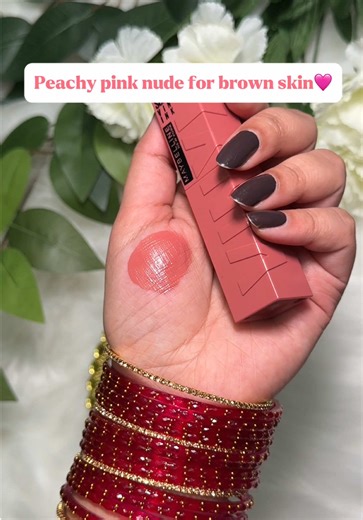 A glossy peachy-pink nude that actually lasts all day ✨ Testing another shade from Maybelline Vinyl Ink and brown girls, this one is EVERYTHING 🤎 the shade name is “Peachy” from @Maybelline NY @shoppersbeauty 💄 Pro tip: Pair it with a good brown lip liner — it pops beautifully on brown skin and stays glossy transfer-proof all day! #lipstick #swatches #browngirlfriendly #softglam #bangles For your page, FYP, trending reels, explore page, and more: Maybelline Vinyl Ink lipstick swatch, peachy pi