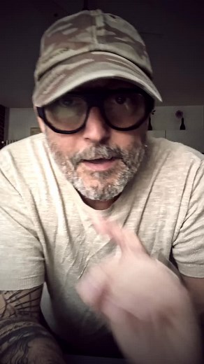 48K views · 25K reactions | DATECI I VOSTRI FIGLI. SE VUOI VIVERE IN UN BOSCO E FARE LA VITA GREEN? QUESTO È IL PREZZO DA PAGARE. Tutti a parlare di “vita sostenibile”, natura, boschi, decrescita felice… poi una famiglia decide davvero di vivere fuori dal sistema, in un casolare nei boschi, senza luce, senza gas, senza centro commerciale… e lo Stato cosa fa? Gli porta via i figli. #famiglianelbosco #assistentisociali #bambini #abruzzo #lorolosanno | Cristian Calabrese | Facebook