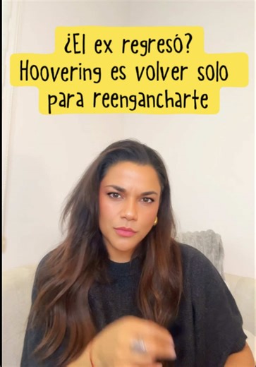Cuando el ex regresa no siempre es amor. A veces es hoovering: volver solo para activar tu sistema emocional y reconectar el vínculo que ya se estaba rompiendo. No te devuelve la relación. Te devuelve la esperanza de eso que nunca llegará. #Hoovering #Narcisistaencubierto #Narcisismo #VínculoTraumático