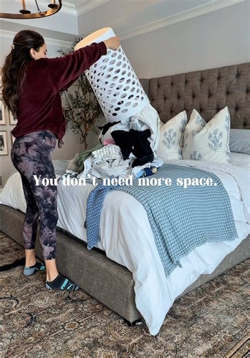 Your house overwhelms you. It’s cluttered and you want a clean and organized space. You don’t need more space, you need less stuff. 👂👂👂👂👂👂👂👂 You don’t need more space. You need less stuff. 🎤🎤🎤🎤🎤🫳🫳🫳🫳🫳 Set a timer for 5 minutes: 1️⃣ Clear one flat surface completely. 2️⃣ Only put back what you use weekly. 3️⃣ Everything else gets tossed, relocated or donated. Don’t know where to put it? Grab a laundry basket and throw it your random “unsure” finds. We’ll call it our “later” baske