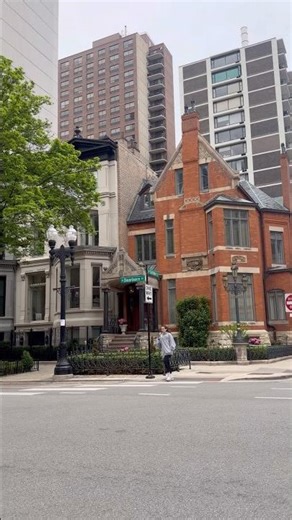 Gold Coast Historic District Chicago Street Scene