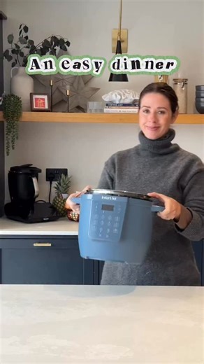 Easy dinners your kids will actually eat 🍛🙌 . This slow cooker chicken curry is on heavy repeat in our house.. Minimal prep and full of flavour! . Throw it all in, let the slow cooker do the work, add the veg at the end… and watch them eat every mouthful 🙌🏼 . Ingredients: • Chicken thighs • Patak’s curry paste pot • Onion, garlic & ginger • Chopped tomatoes • Coconut milk • Veg stock • Salt & pepper • Baby corn & mangetout (added at the end) . Serve with rice naan and thank yourself later ✨ 