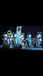 EN DIRECT DU CONCERTO SPECTACLE : Quand Assia Brass Band fait jaillir des flammes de percussion, de trompette et de cuivre à n'en point finir Tel que annoncé, le 3è spectacle live gratuit offert par le Groupe Empire, en prélude à la 3è édition du Festival International des Arts du Bénin (FInAB), bât son plein dans la soirée de ce samedi 08 février 2025. Ça se passe à Akpakpa, au Concerto Spectacle, à côté de La Roche, lieu où l'orchestre Assia Brass Band fait jaillir d'incroyables flammes de per