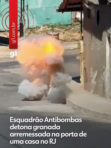 Rio de Janeiro - Uma moradora de Três Rios (RJ) procurou as polícias Civil e Militar para denunciar que sua casa foi alvo de tiros na madrugada deste (10) no bairro Vila Isabel. Uma granada também foi arremessada no portão da residência e o Esquadrão Antibombas foi acionado para realizar a explosão. (Veja acima). Segundo a Polícia Civil, criminosos estariam tentando assumir o controle da venda de drogas no bairro Barros Franco, historicamente controlado por um grupo rival. Ainda de acordo com a
