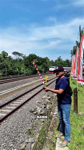 Bapak-Bapak Mainin Mainan Palang Pintu Kereta Api Panjang Depan Kereta Api #palangpintukeretaapi