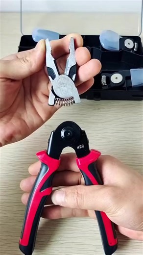 🔧 Pinzas Multifuncionales 5 en 1 – Herramienta Profesional Todo en Uno Ahorra espacio y trabaja con mayor eficiencia con estas pinzas multifuncionales 5 en 1 con cabezas intercambiables, diseñadas para realizar diferentes tareas con una sola herramienta. Ideales para electricistas, técnicos, reparaciones en el hogar y proyectos de bricolaje. Gracias a su sistema de cabezas intercambiables, podrás cambiar rápidamente entre distintas funciones sin necesidad de usar varias herramientas. ✨ Funcione