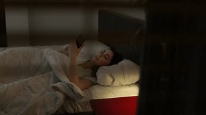 「窃視症の被害者。盗撮は、ベッドに横たわる若い女性のための窓のブラインドの割れ目を覗き込みます。女の子はランプを消して寝る。スパイと監視の概念。」の動画素材（ロイヤリティフリー）1101609861 | Shutterstock