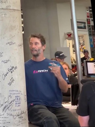 Wondering What Keanu Reeves’ Signature Looks Like? Here It Is! 💥