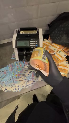 Money World Co on Instagram: "💚🌎🤑 @moneyworld.co"