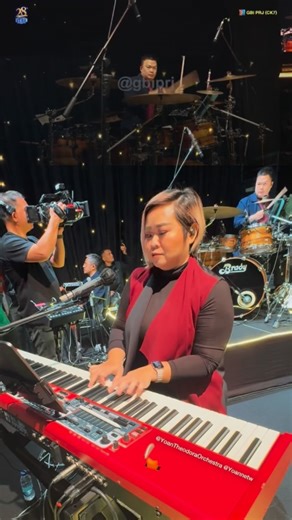 Yoan Theodora 🇮🇩 on Instagram: "“𝗗𝗮𝗿𝗶 𝗣𝘂𝗹𝗮𝘂 𝗗𝗮𝗻 𝗕𝗲𝗻𝘂𝗮” 1st part of “Medley Christmas” I made for @gbiprj 28th Anniversary & Christmas Celebration Performed by @yoantheodoraorchestra @gbiprj PW team, special played with my very good friend @echasoemantri 🔥🔥🥁🥁 feat my partner kerja begadangan in frame @dailyplanetstudio 😬🔥 Thankyou @gbiprj for having @yoantheodoraorchestra for doing ministry for 4service lastday❤️ Shout utk vocal coach &director nya my sister @yolatheodora