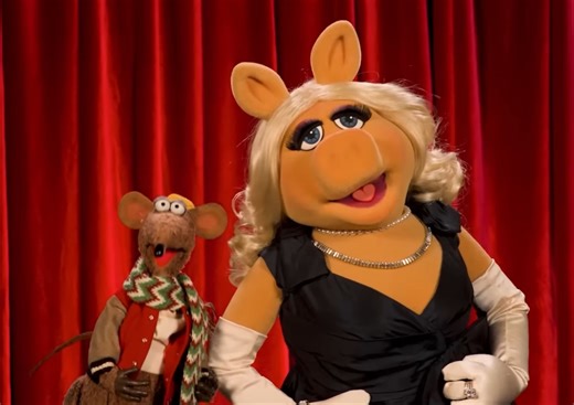 The Muppet Show: Miss Piggy & Rizzo the Rat Offer Christmas Greetings