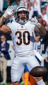 Bengals' Chase Brown hilariously tells reporter he looks like Bad Bunny