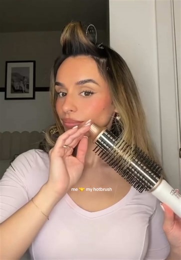 Achieve Perfect Blowouts with XXL Volume Hot Brush