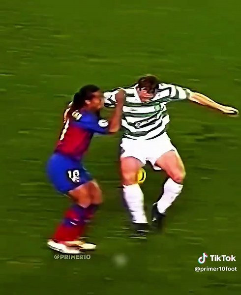 Ronaldinho's Magic Skills & Dribbles: A Viral Football Edit 🔥