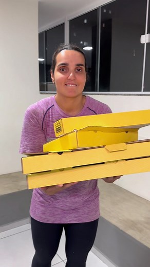 Já que a nutri só liberou um pedaço de pizza, levei logo uma das pizzas do @fatiao_delivery. Pedaços de pizza gigante pra compartilhar com a sua galera. Confira a trolagem que fiz com a galera do Crossfit 😂😂⏰Abertos das 18h às 23h - Quarta a Domingo ☎️WhatsApp - 21 99873-4132Entregas para Centro, Glória, Catete, Laranjeiras, Botafogo e Tijuca ➡️ http://www.meupedido.delivery/fatiaodelivery#ondecomernorio | Onde Comer No Rio
