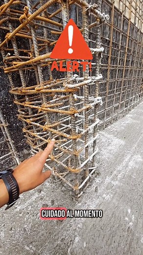 Cómo COLOCAR los ESTRIBOS al AMARRAR el ACERO de una COLUMNA de HORMIGÓN ARMADO. Recuerda siempre a regla de intercalado, eso significa que la pata o gancho del estribo debe ir intercalando su posición a medida que sube por la columnas. Nunca en el mismo sitio. 👍🏼 #acero #hormigonarmado #obraloja #construccion #arquitectura #elarquimorocho #joseluismorochogonzalez #puntocruzarquitectura #arquitectolojano #cursosarquitectura | Jose Luis Morocho González