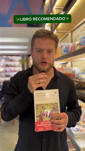 Libro recomendado para leer sin afán este finde. Relatos raros, inteligentes y con humor, de esos que te sorprenden sin ponerse pesados. Historias cortas que juegan con el tiempo, la memoria y lo cotidiano, perfectas para leer de a poco y quedarse pensando. Ideal si te gustan los cuentos que no se parecen a nada. 📖✨ Disponible en La dacha librería 📍 Cra 4a # 66 - 19, Bogotá #libros #librosrecomendados #literatura #cuentos | La Dacha Libreria