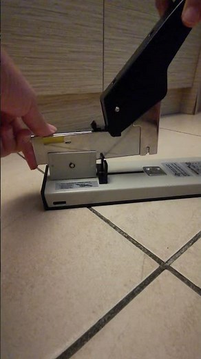 How to insert the staple feeder for the Heavy Duty stapler